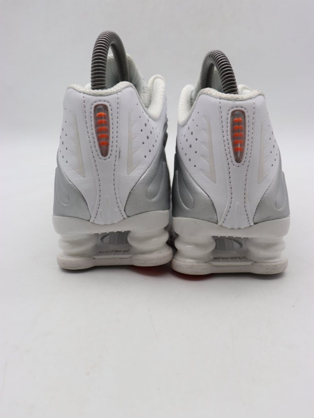Nike Shox R4 Women’s Size 7.5 White/Metallic Silver Sneakers AR3565-101 - Picture 5 of 9
